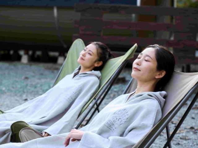 豊かな森に囲まれた外気浴は、夏でも心地よい空気を味わうことができます。
冬は氷点下にもなることがあり、水風呂に入らずにクールダウンするのもお勧めです。_サスティナヴィレッジ八ヶ岳