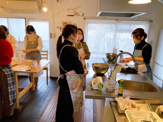 講師のデモストレーションを見た後、実際に調理して頂きます。少人数制ですので分からないこと等聞きやすい教室です。_料理教室 R.kitchen