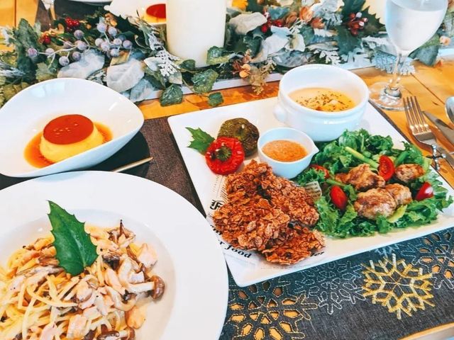 家庭料理を作り出来上がったら綺麗に盛り付けてランチとして召し上がって頂きます。_料理教室 R.kitchen