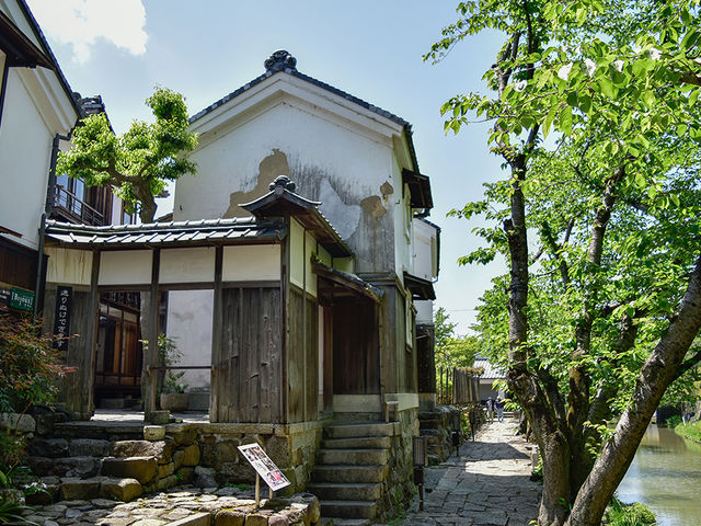 八幡堀沿いにある蔵をリノベーションしたお店です。_近江一閑張 蔵ーKURAー