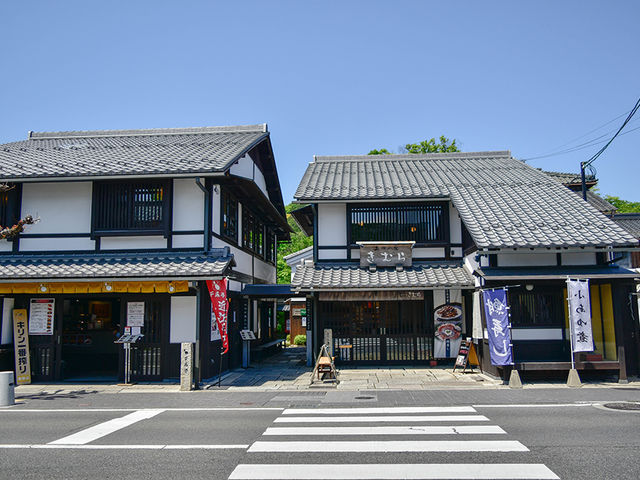 八幡堀沿いの商業施設、石畳の小路の中にお店があります。_近江一閑張 蔵ーKURAー