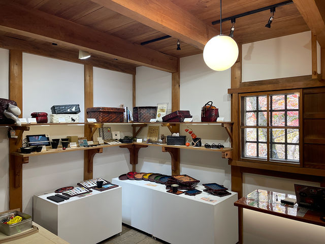 お店の1階にはサイズの小さな商品をメインに置いています。_近江一閑張 蔵ーKURAー