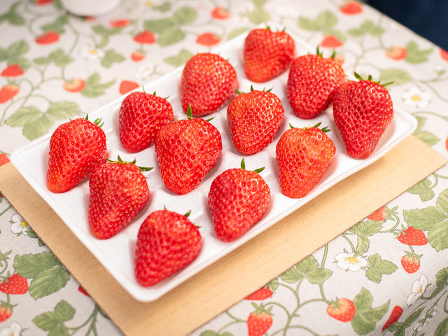 SHINJO FARMでは10gあたり40円での摘み取った苺の販売も行っています。ご希望の方は受付の際にスタッフへお尋ねください_SHINJO FARM