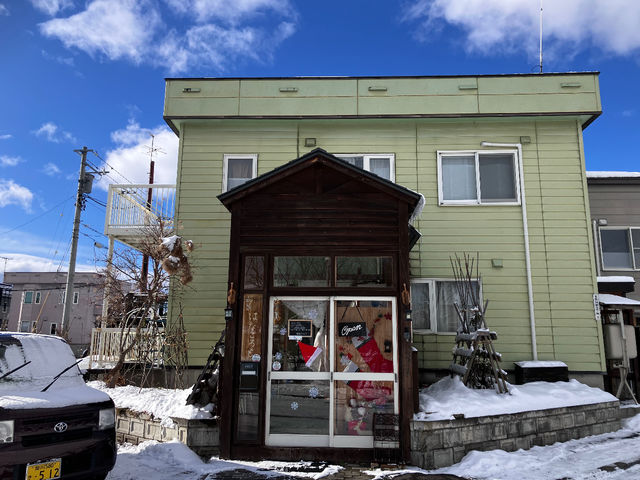 はなころも店舗外観/緑の総二階建てに三角屋根木造りの風除室が目印です。_和装はなころも