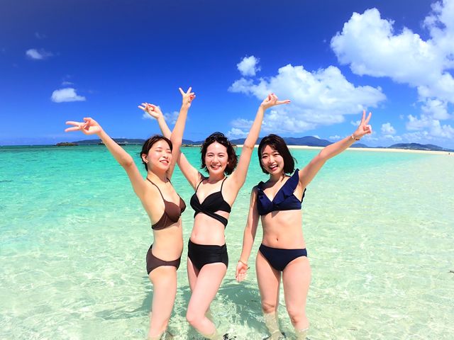 気の知れた友人たちで、美しい海で楽しもう!_A5UMIPHOTO