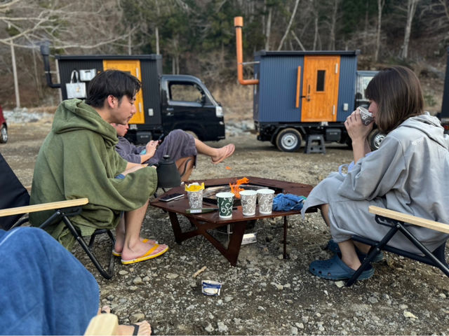 焚き火で暖まりながらコーヒーを飲んだり、BBQをするのもオススメ♪_サウナカー ルポ
