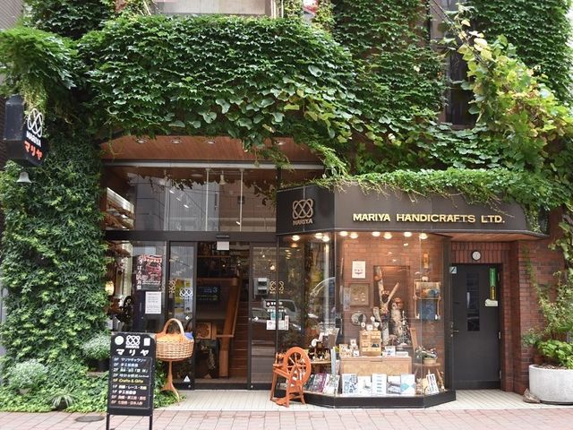 時計台すぐ向かいの仲通にございます。_株式会社マリヤ手芸店