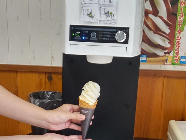 セルフカフェのソフトクリーム_ささえたまご農園 -ポニー・ヤギ・ニワトリとふれあえる山のたまご屋さんのスイーツ店-