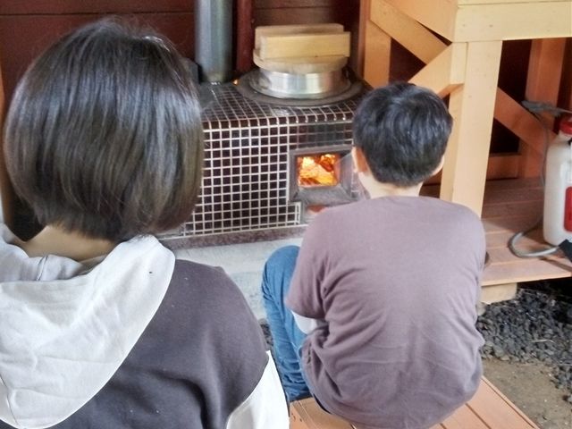 かまど炊き卵かけご飯体験_ささえたまご農園 -ポニー・ヤギ・ニワトリとふれあえる山のたまご屋さんのスイーツ店-