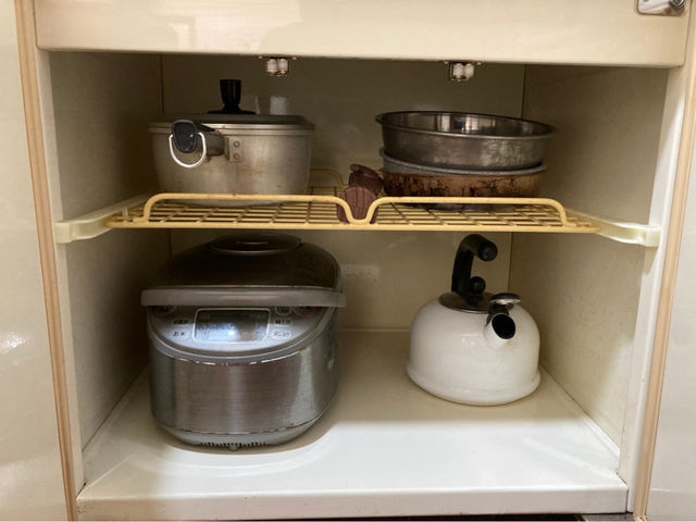 少し古いですが、フライパンや鍋、炊飯器があるのでぜひご利用ください_THE HIDEOUT KUSATSU