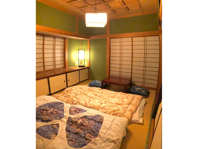 和室にはこたつもあり、みんなで団欒しながらゆっくりとくつろぐことができます。_THE HIDEOUT KUSATSU