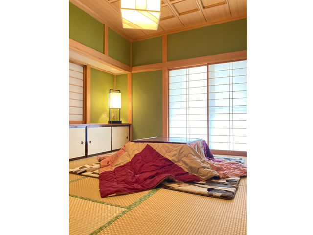和室にはこたつもあり、みんなで団欒しながらゆっくりとくつろぐことができます。_THE HIDEOUT KUSATSU