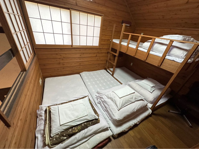 寝室は2段ベッドもあり、最大4名がこの部屋で寝ることができます。_THE HIDEOUT KUSATSU