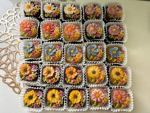 ミニ花おはぎ。上生菓子の大きさのおはぎです。あんこは色々な味があります。_フラワースイーツ ポノ