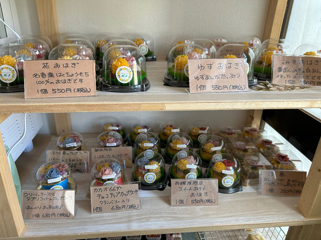 店頭販売は玄関先でこの様な感じで販売しています。ご予約はひとつからお受けしています。_フラワースイーツ ポノ