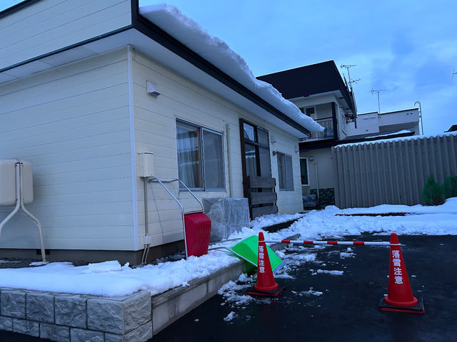 駐車場は屋根の雪が落ちることがあります。落雪注意ポールの無いところに駐車ください。_フラワースイーツ ポノ