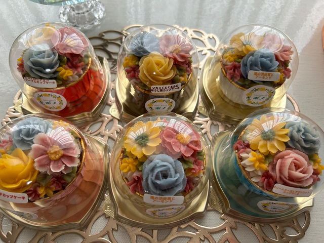 カップケーキ。色々味のパウンドケーキの上にお花がのっています。_フラワースイーツ ポノ