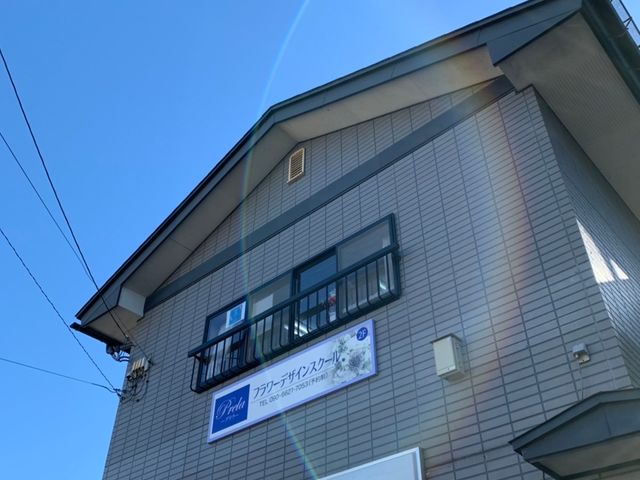 POLA様の2階になります。入口は、右側に階段があります。
_フラワーデザインスクールPrela-プリラ-