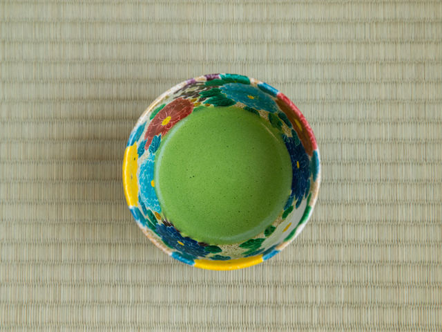 皆様に飲んでいただくのは、笹屋伊織オリジナルの薄茶。すっきりとした軽い飲み口と爽やかな香りが特徴です。_笹楽庵