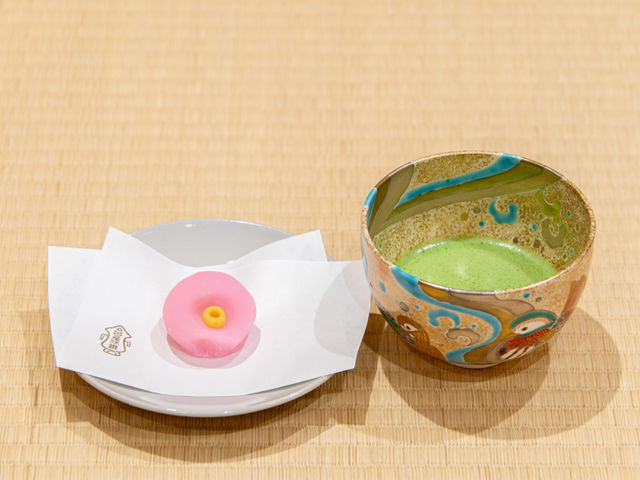 おいしい薄茶と笹屋伊織の上生菓子をご堪能いただけます。_笹楽庵