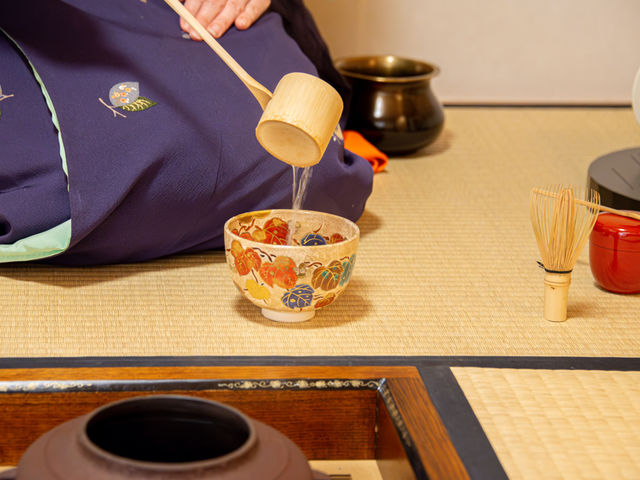 畳の上での立ち居振る舞いや、お茶を点てる「亭主」の美しい所作をご覧ください。_笹楽庵