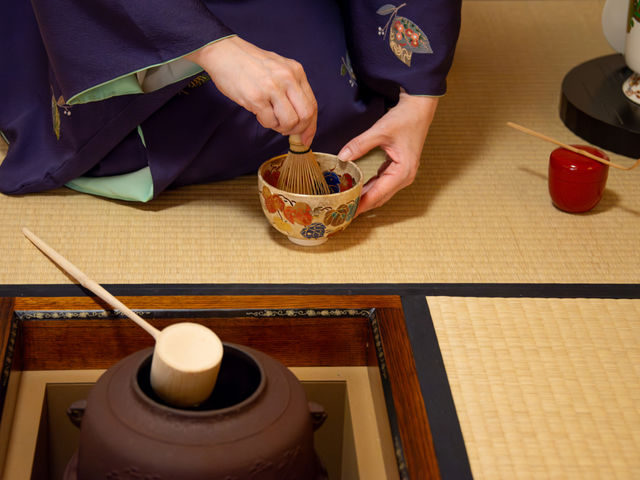 茶室の仕組みや茶の湯の歴史、おいしいお茶を点てるポイントなど、いろいろお喋りしながら過ごしていただくひとときです。_笹楽庵