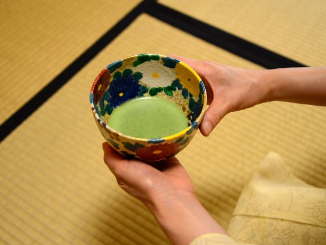 お茶を飲むときの所作はもちろん、飲んだ後にはお茶碗の愛で方などもお教えします。_笹楽庵