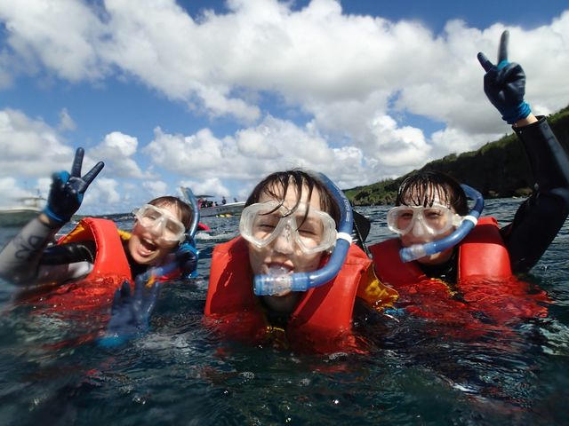 本島中南部【北谷出発】の砂辺ボートスノーケリングプラン。所要時間約2.5時間なので観光の合間時間にご参加頂けます。送迎付きプランもあります。_DIVE IN CHATAN