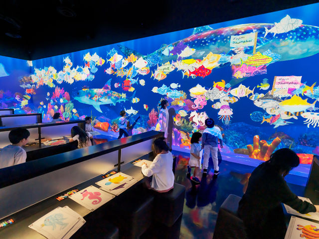 チームラボ《世界とつながったお絵かき水族館》_チームラボ 学ぶ!未来の遊園地 沖縄