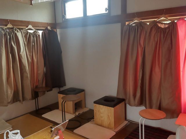 室内には色んな種類のよもぎ蒸しのマントがずらーっと並びます_Fairy 出張よもぎ蒸し 南アルプス店.富士五胡店