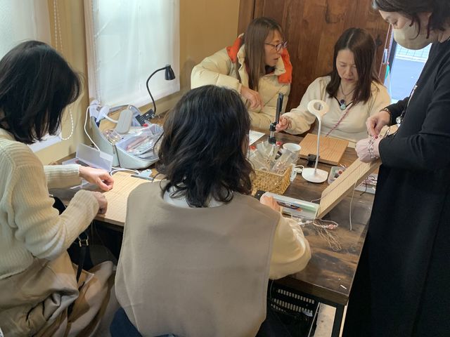 奥のスペースでワークショップをやっています_BKKまくらめ倶楽部
