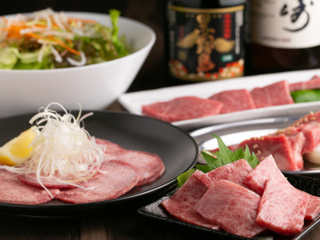 黒毛和牛焼肉と本格もつ鍋 山樹 小牧原店の写真1