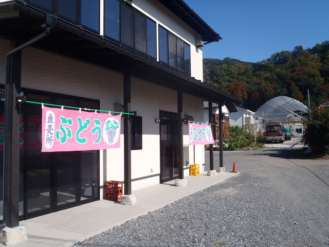 1Fが直売所
2Fが休憩所兼お食事処_和銅ぶどう園
