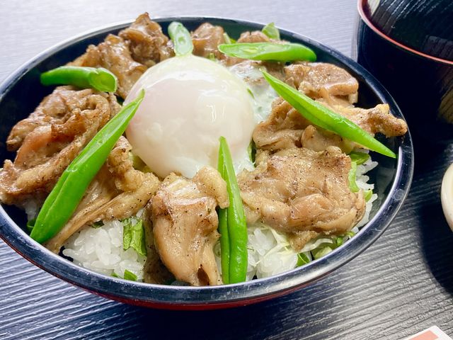 スパイシー鶏ハラミ丼
950円(税込み)_道の駅 美里「佐俣の湯」