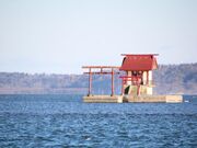 厚岸大橋から望む牡蠣島弁天神社の写真1