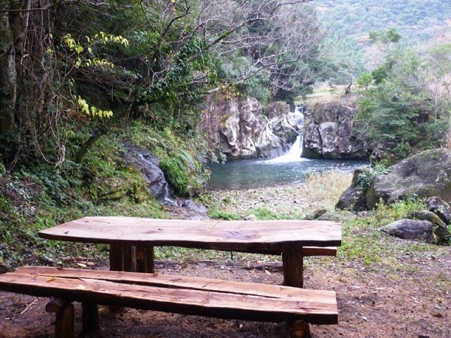 川上中学校と川沿いの遊歩道