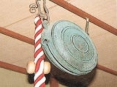 八海観音堂の鰐口の写真1
