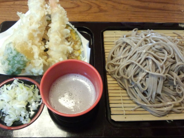 お蕎麦はコシがあり、天ぷらはサックリ。めんつゆと大根のおろし汁のコラボ、最後はそば湯でホッと。_七兵衛そば