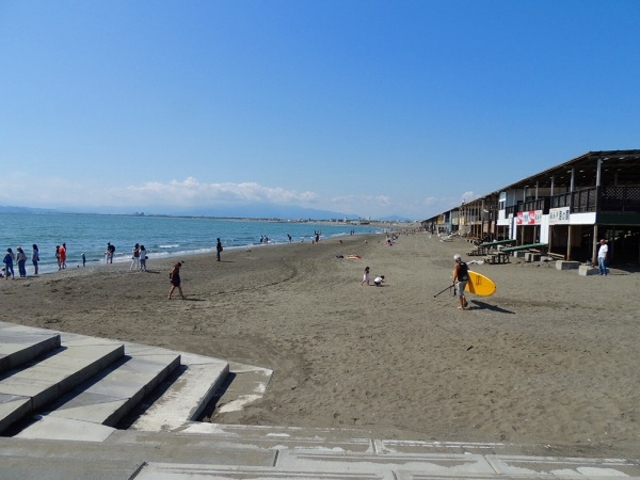 空気が澄んでいるときには富士山がみえることも。_片瀬東浜海水浴場