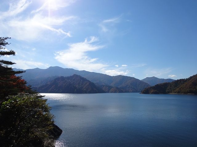 吸い込まれるようなブルーのダム湖です。_田子倉ダム