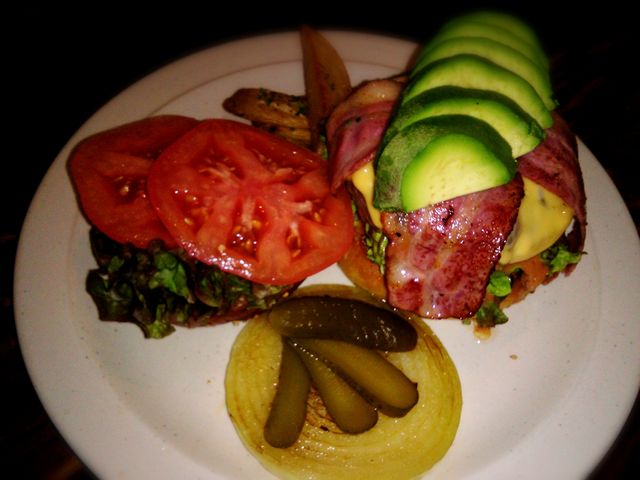 アボカドチーズバーガー♪_コーナーズグリル CORNERS GRILL