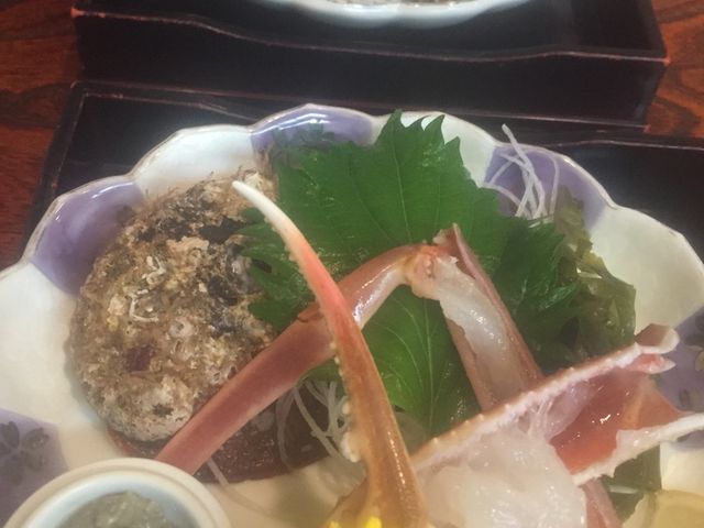 生のカニ肉を下にひっぱりながら
剥がして食べます
カニ爪の繊維食感がたまりません_越前漁港