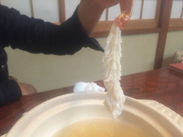 沸騰したお出汁に入れると
みるみる花が咲いたように身がひらいていきます_越前漁港