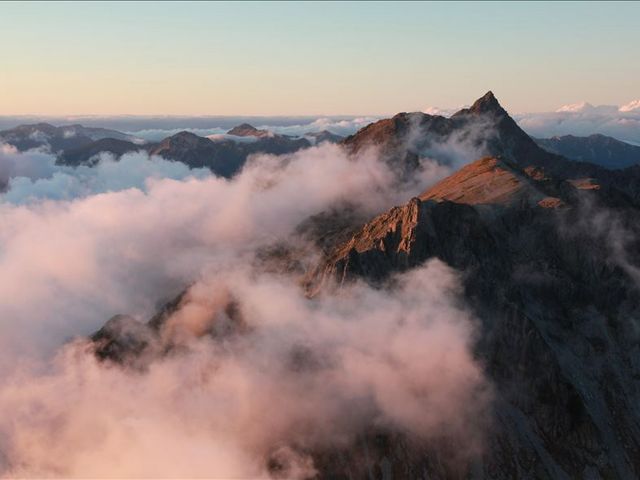 ピンク色の雲に浮ぶ槍ガ岳_上高地