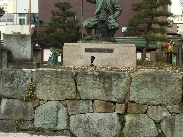 お昼ご飯の店を探している途中で偶然見つけました。なかなか感じのいい神社でした。_柴田神社