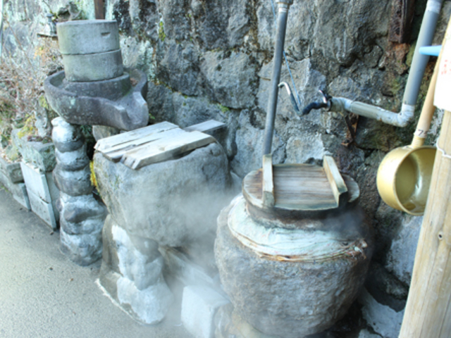 いろんなっところから蒸気がもくもく_杖立温泉