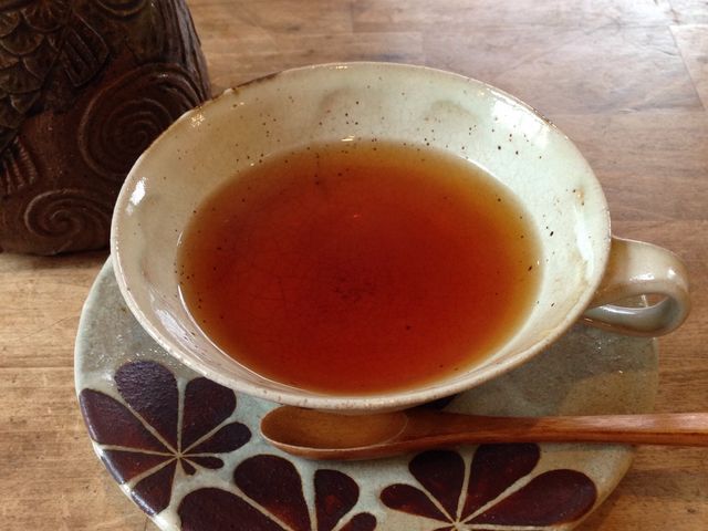 娘さん手作りの器と紅茶_カフェ・ギャラリー風の丘