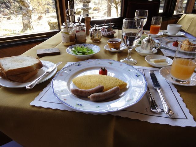 美味しい朝食を優雅なダイニングでいただけます。_万平ホテルメインダイニング