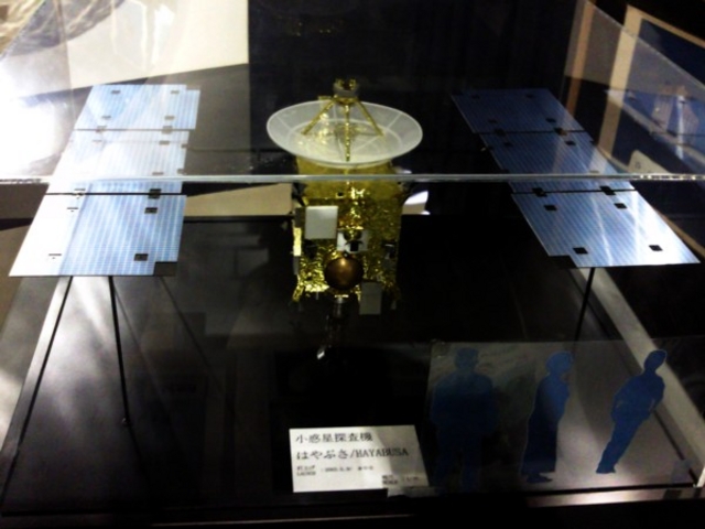 「はやぶさ」1/10ミニチュア_内之浦宇宙空間観測所