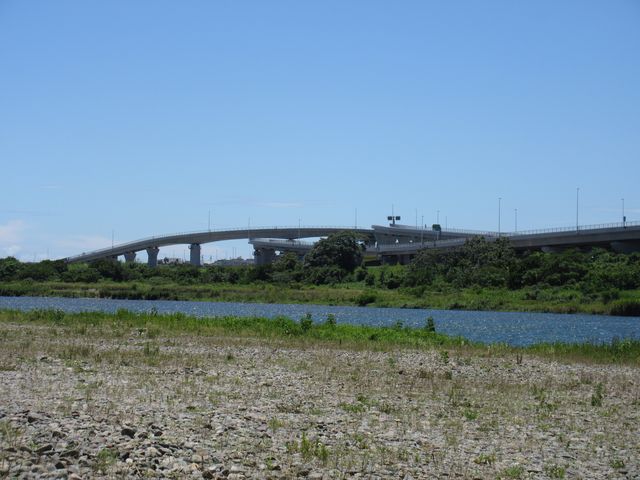 座架依橋下より圏央厚木ICを望む_相模川